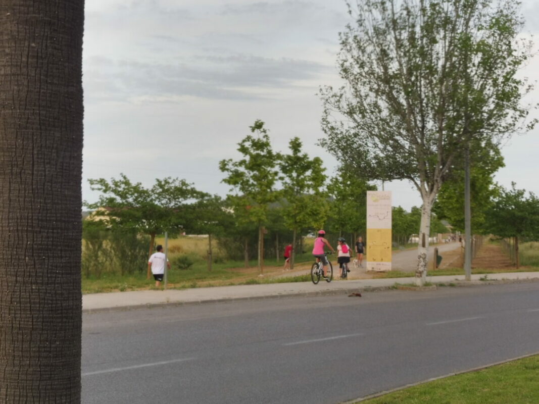 Diverses persones fent esport aquesta setmana a l'entrada de la Via Verda.