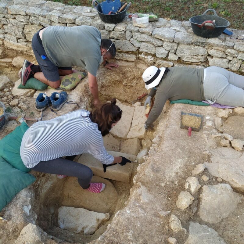 Tres treballadors durant una de les actuacions del pla quinquennal. 
